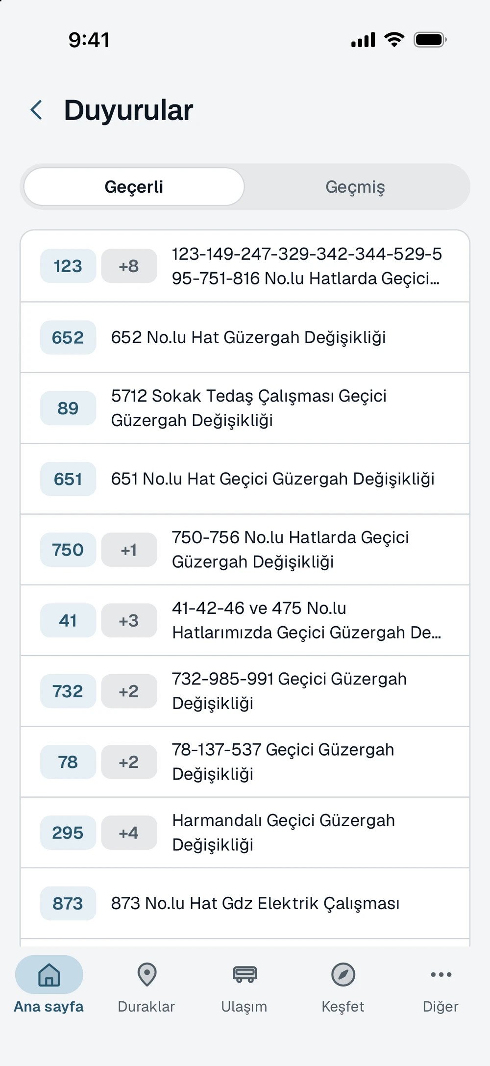 Uygulamadaki Duyurular ekranı: geçerli ve geçmiş sekmeleri, her duyuruda etkilenen hatların rozetleri