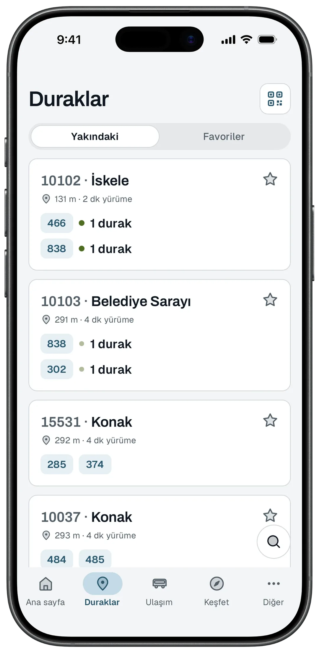 Konak Meydanı çevresindeki duraklar: İskele, Belediye Sarayı ve Konak; yaklaşan otobüsler