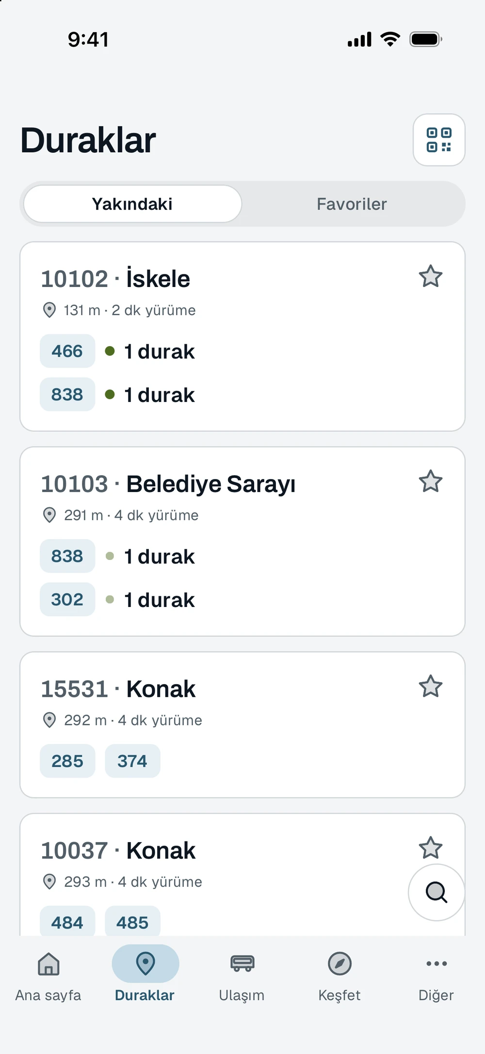 Konak Meydanı çevresindeki duraklar: İskele, Belediye Sarayı ve Konak; yaklaşan otobüsler